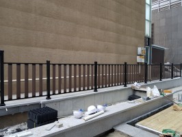 강남구 역삼동 빌딩  테라함성목재 WS-1008기본형 철재기둥용  건물경계합성목휀스 가공석위 판석위 휀스시공