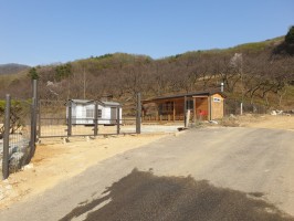 안성 서운면 전원주택 메쉬기와진회색 기초매립형 +메쉬4쪽문 +외문  돌위,하단띄우고일부설치