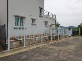 충주 주덕 전원주택단지휀스 테라합성목재가림막W-4000 + 아트AD창살 쌍문 + 특수메쉬휀스 (백색, 높이1.2, 단차, 특수품, 클로버메쉬, 하단띄움)