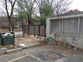 성남소재 합성목재 SW-1002 ,상부 가림막+출입쌍문기초