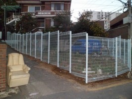 수원 팔달구 메쉬휀스 2.0 경사용 +출입문 백색 기초 경사
