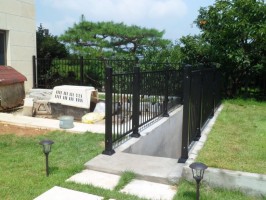용인 처인구 테라휀스 기본형  블랙레쟈톤 출입계단 옆