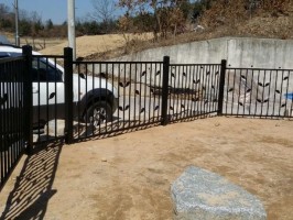 충주 금가면 전원주택 테라휀스+출입문 AD형 블랙레쟈톤 자연석안쪽
