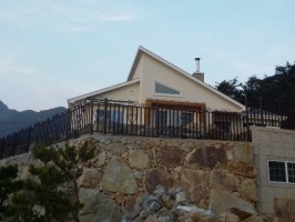경남 양산 전원주택  아트클래식 07-02 +메쉬+출입문  밤색 경계석 보강토 위