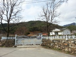경북 문경 전원주택 혼합아트문+잔디보호A 돌담위 백색4쪽문
