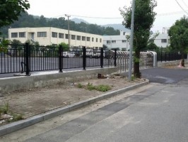 충북음성 공장 테라클래식+스텐 자바라 레일용  H:1.2용 블랙 경계석 보강토 위