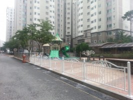당진시  아파트 단지내 놀이터 어린이 안전휀스아트에이스08-05 하부캡입용 경계석 위 보강토 백색
