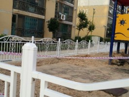 익산소재 아파트내 어린이 놀이터 아트에이스08-05 900용 경계석 위 보강토 백색