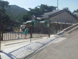 운산소재 출입AD쌍문 기와진회색 (H:0.9*W:4.5) + 아트창살D타입 원형기초 기와진회색 (H:0.9) 경사 단차
