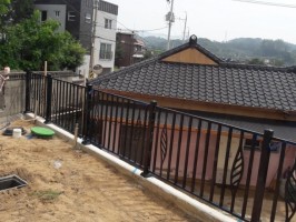 옥천소재 테라스마트 (H:1200 블랙레자톤색 앙카용) + 강동구소재 테라창살04-11 출입쌍문  (H:1200 기와진회색)