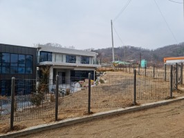 강화   미술관외곽울타리  메쉬기와진회색 기초  경사