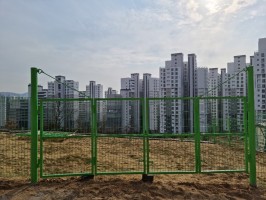 서울 중랑구 일반메쉬휀스 + 출입 4쪽문, 외문(기초매립형, 연두색)  메쉬경사
