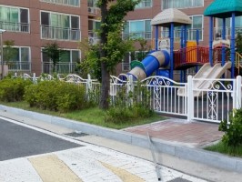 강화 아파트 놀이터 아트에이스 08-05 + 출입외문 경계석 위 백색