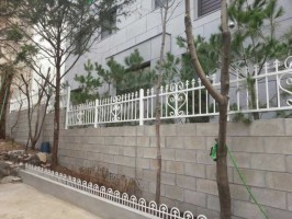 서울창천동 빌라휀스 아트창살 용 담장위