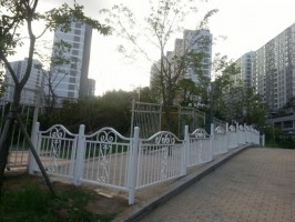 군포소재 초등학교  신규통로 휀스공사 에이스 08-05 백색 경사 경계석 안쪽