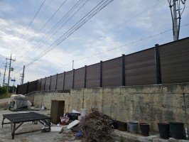 충남논산 합성목재가림막 W-4000 (H:1.5, 22도각도, 경사, 내리막, 앙카용)