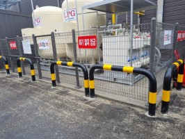 진천  신축건물  가스정장소휀스 +집진시설휀스  U형볼라드 특수품 코아용,  LPG저장고휀스  에어컨 펜  안전휀스