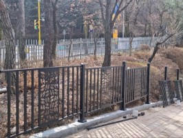 성남 초등학교휀스 테라마스터 높이1.2 (기존 나무휀스 철거 후 시공)