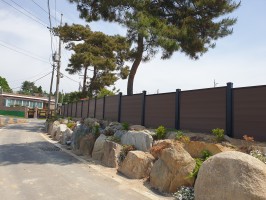 충북진천 덕산   주택지 휀스  테라합성목재 W4000기초매립형 언덕위