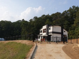 음성 생극 전원주택 테라메쉬블랙 +테라창살04-11휀스+4쪽문 +메쉬출입4쪽문블랙  경사 단차 하부막음