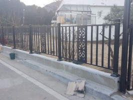 양산시 물금읍 전원주택휀스 테라에디션S(앙카) + AD창살 출입4쪽문(기초매립형)  (높이:1.2, 블랙, 하부캡, 단차, 라운드)