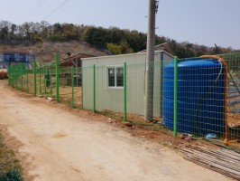 강화 상용리 메쉬휀스+메쉬출입4쪽문 태양광발전소 휀스 (연두색, 높이2.0, 경사구간)